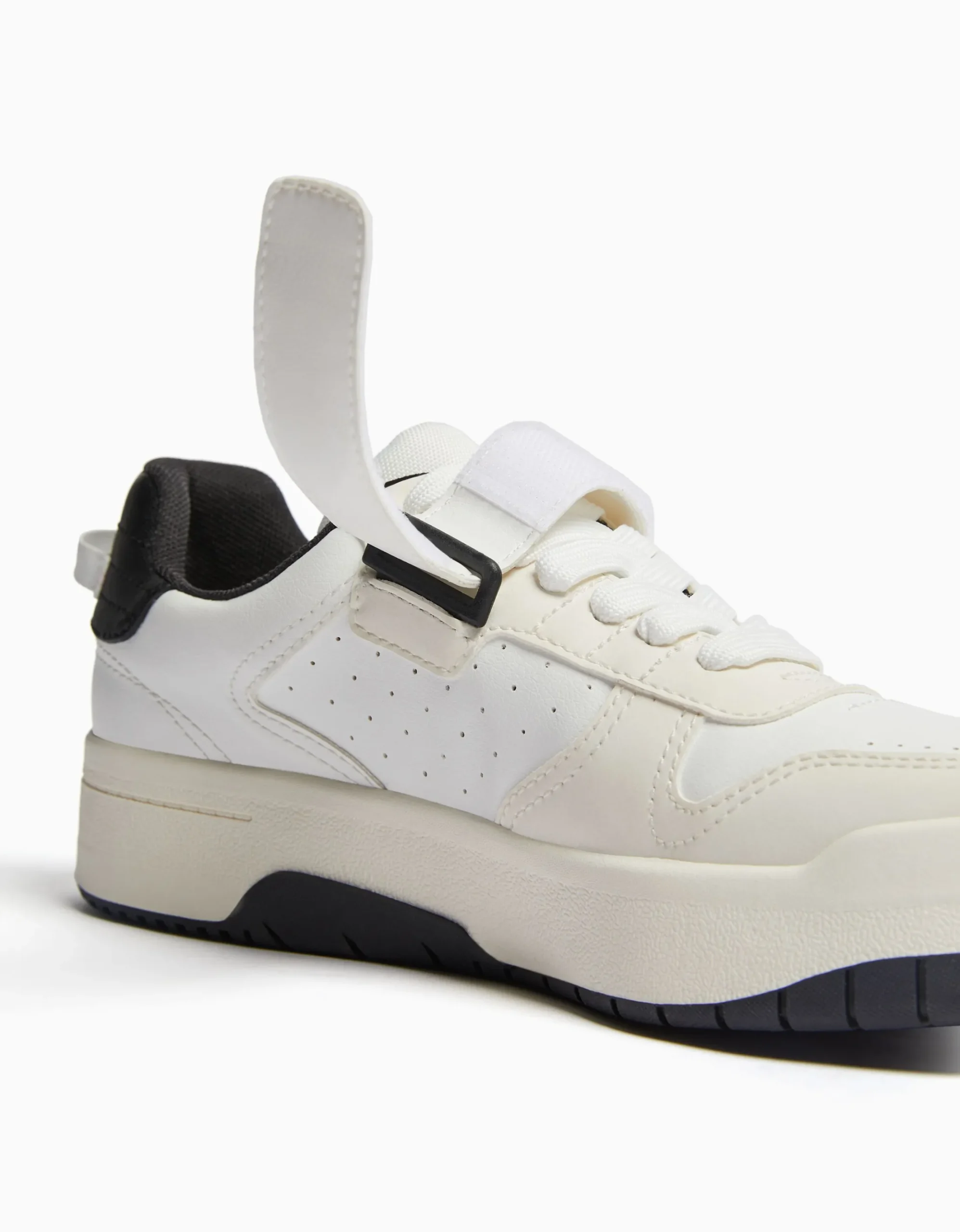 FEMME BERSHKA New*Baskets perforées détail bride