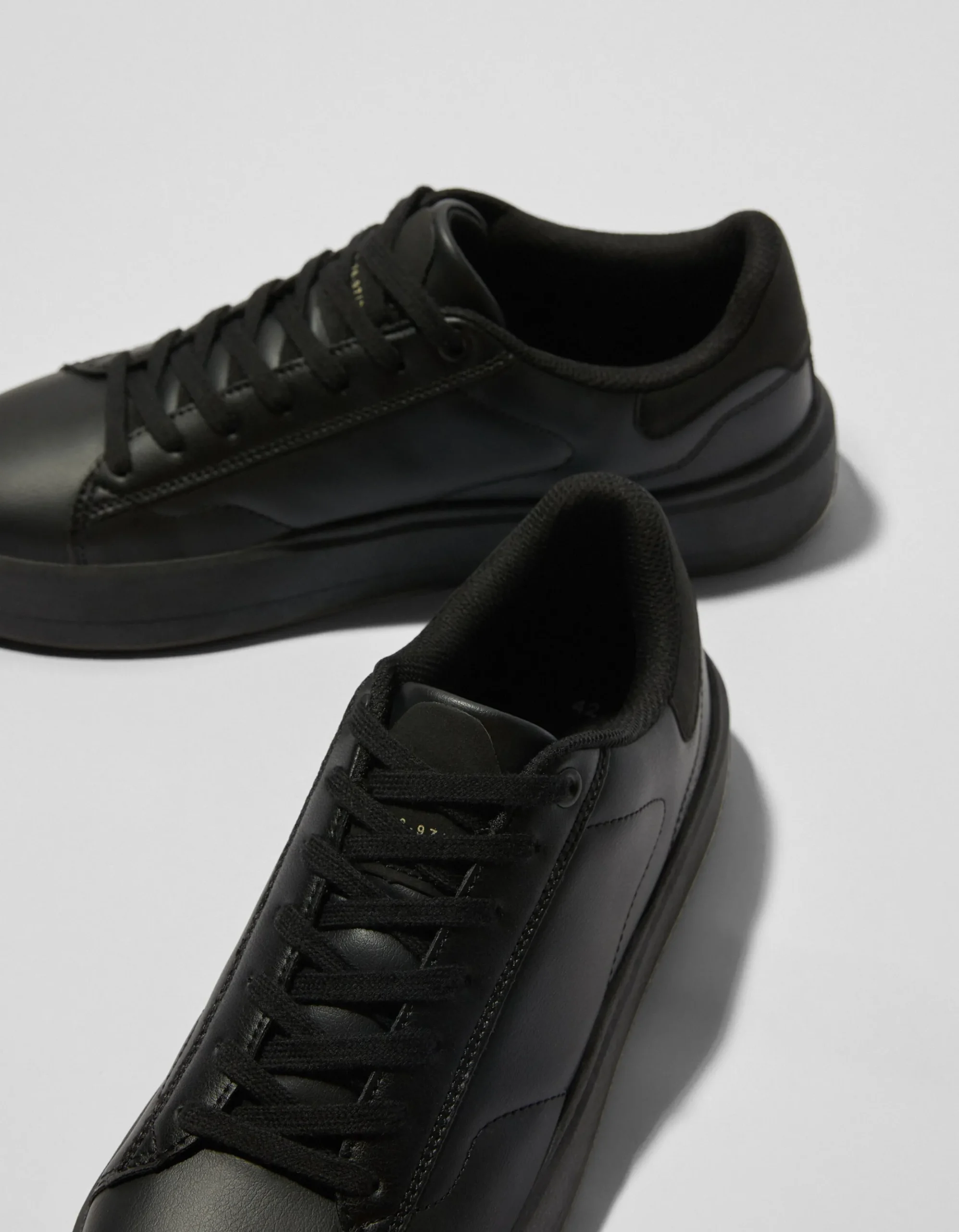 HOMME BERSHKA Basiques*Baskets unies homme