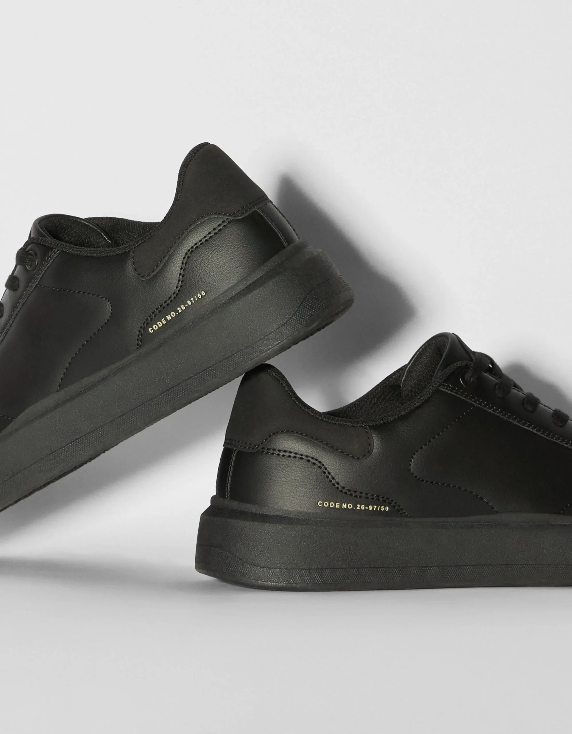 HOMME BERSHKA Basiques*Baskets unies homme
