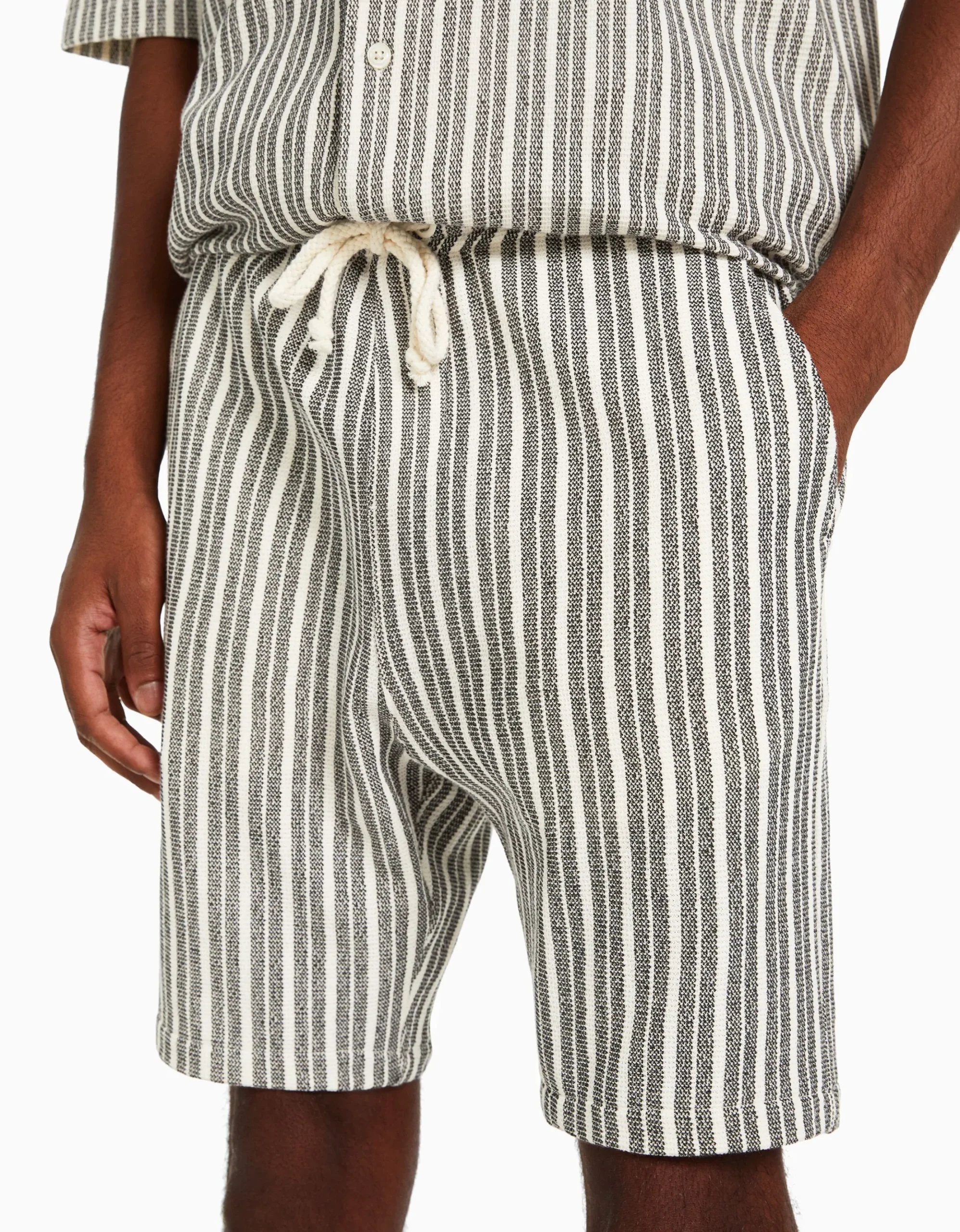 HOMME BERSHKA Bermudas*Bermuda jogger rustique rayures