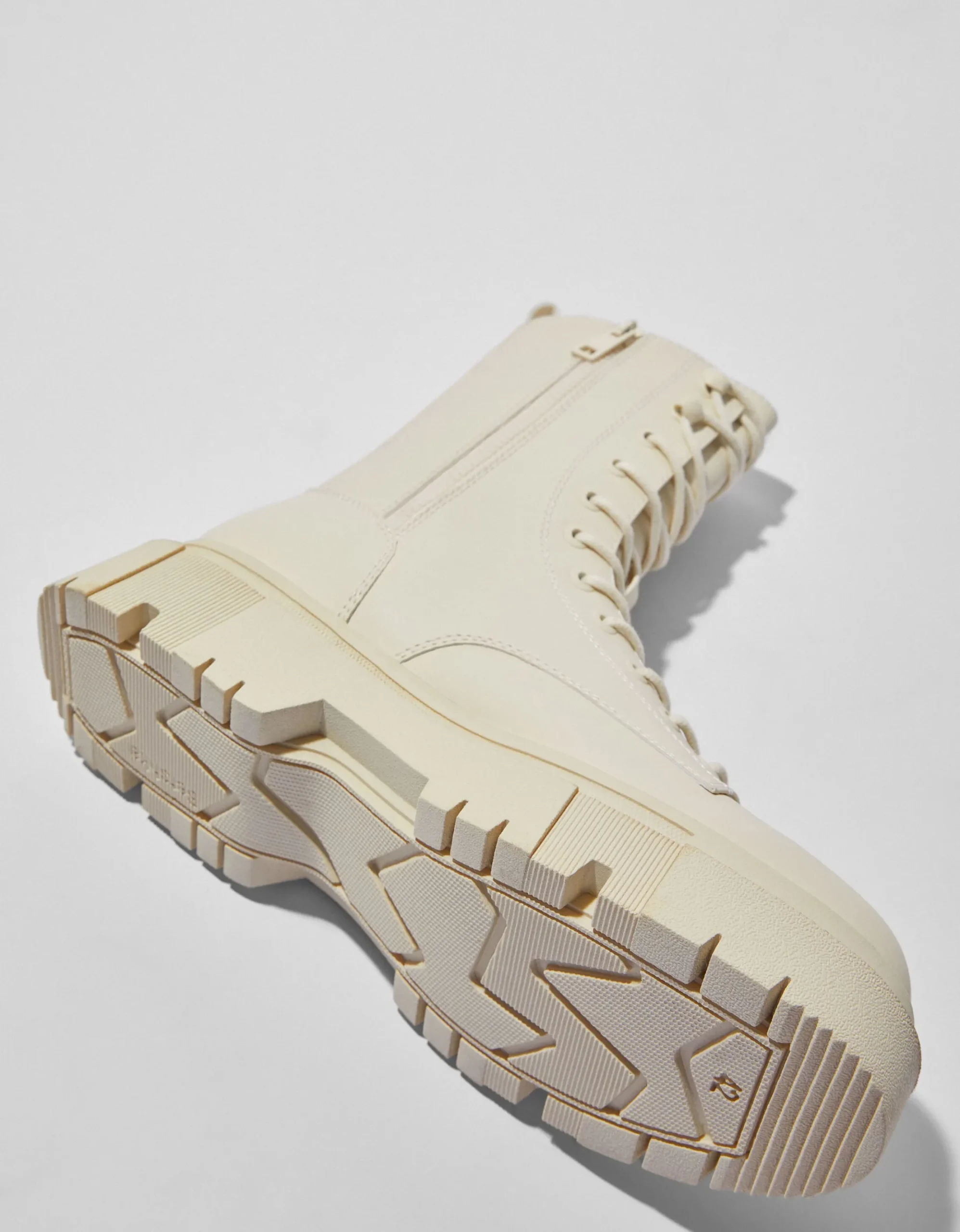 HOMME BERSHKA Bottines*Bottes à lacets semelle crantée homme