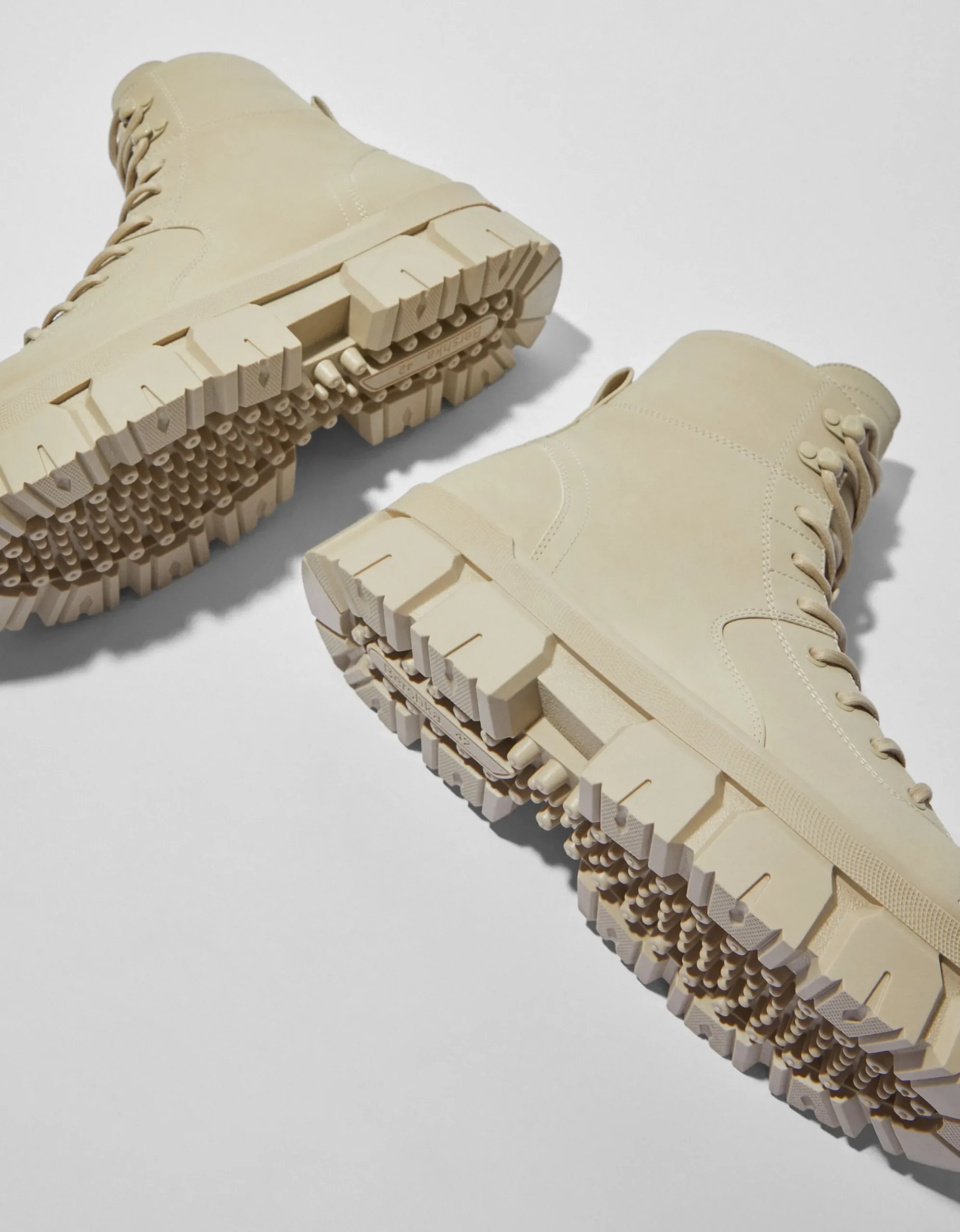 HOMME BERSHKA Bottines*Bottes à lacets semelle crantée homme