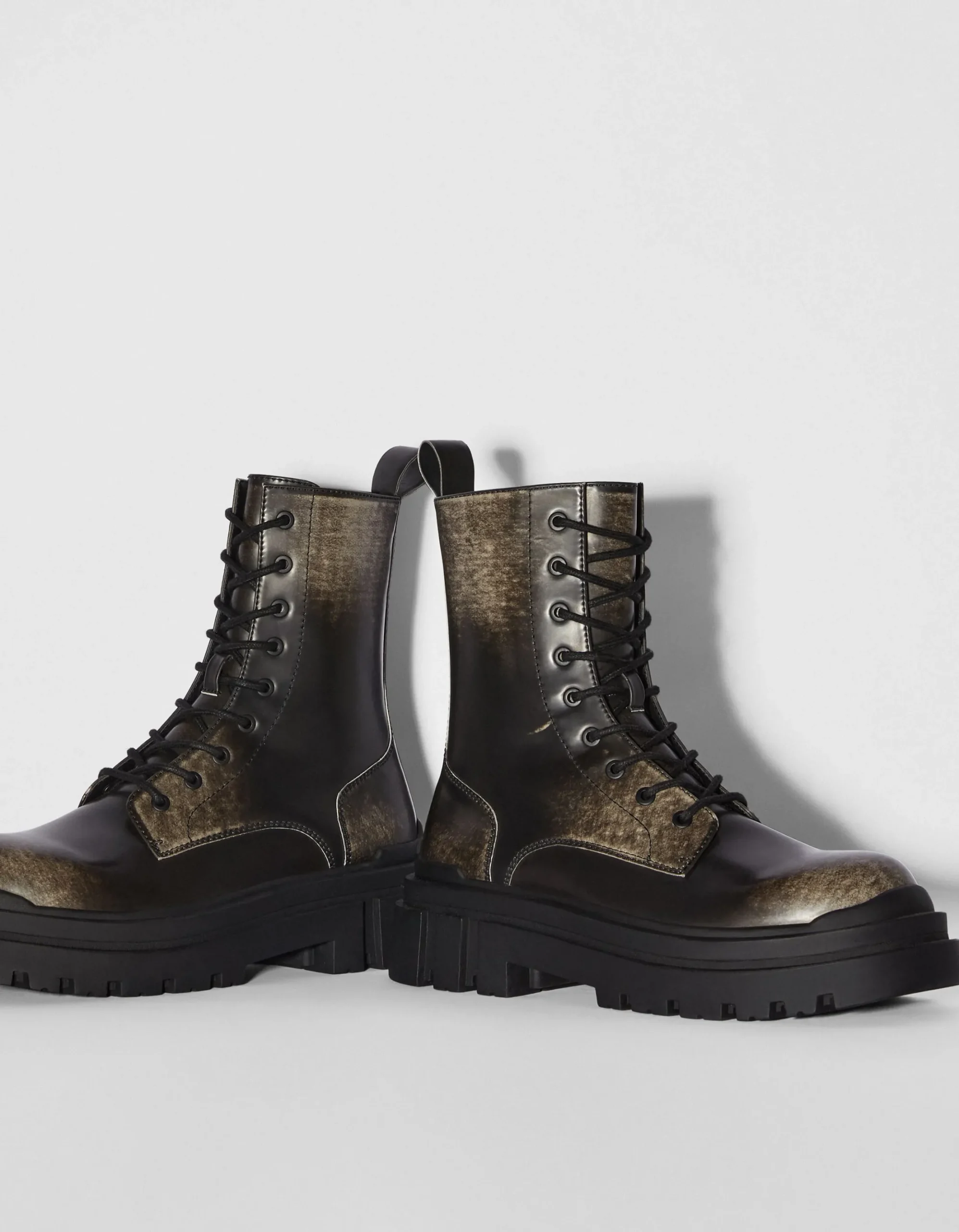 HOMME BERSHKA Bottines*Bottes effet usé semelle crantée homme