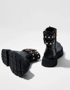 FEMME BERSHKA Bottes et bottines*Bottines plates avec perles et rivets