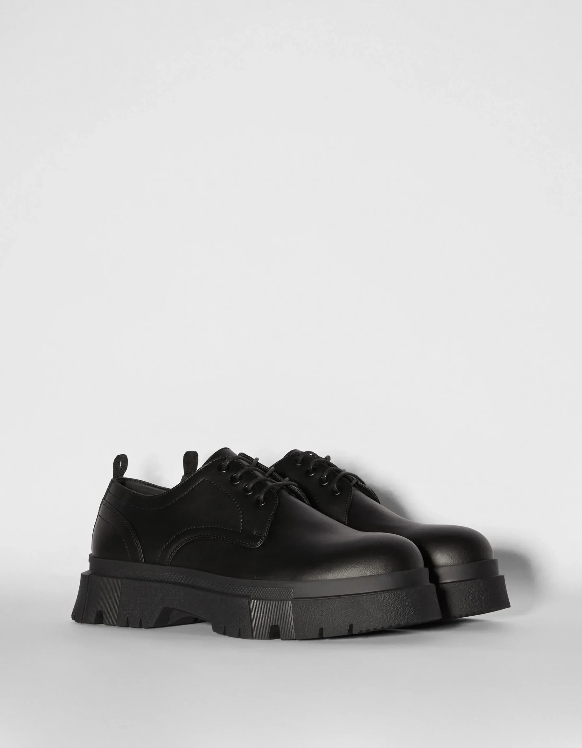 FEMME BERSHKA Chaussures*Chaussure habillées semelle crantée homme
