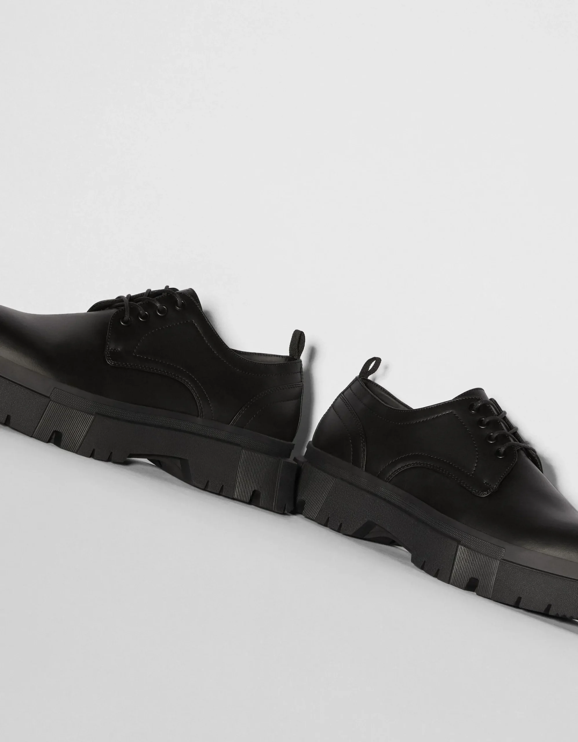 FEMME BERSHKA Chaussures*Chaussure habillées semelle crantée homme