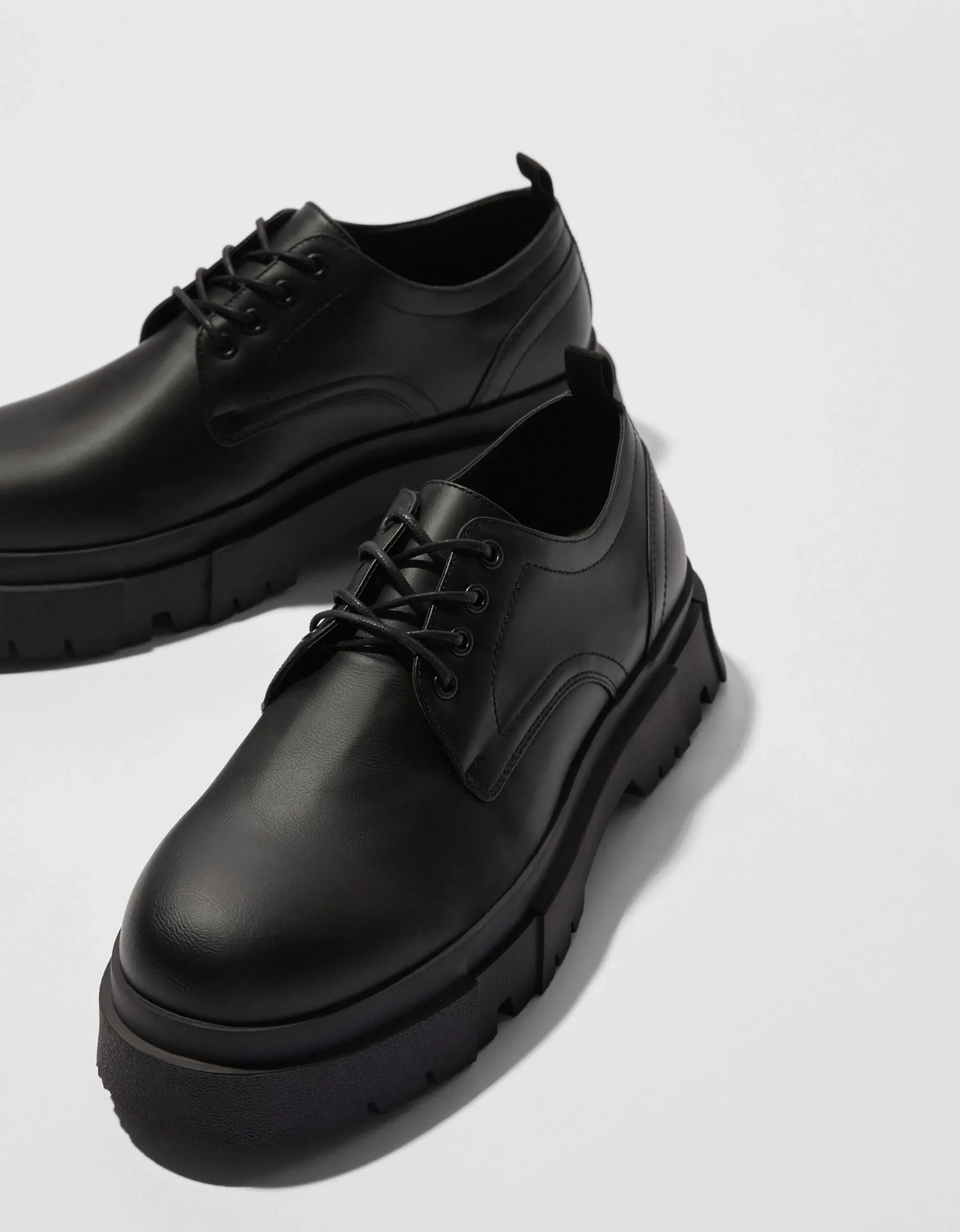 FEMME BERSHKA Chaussures*Chaussure habillées semelle crantée homme