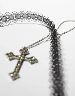 FEMME BERSHKA Tout voir*Lot 2 collier ras du cou effet dentelle chaîne croix
