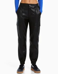 FEMME BERSHKA Pantalons*Pantalon jogger cargo en similicuir
