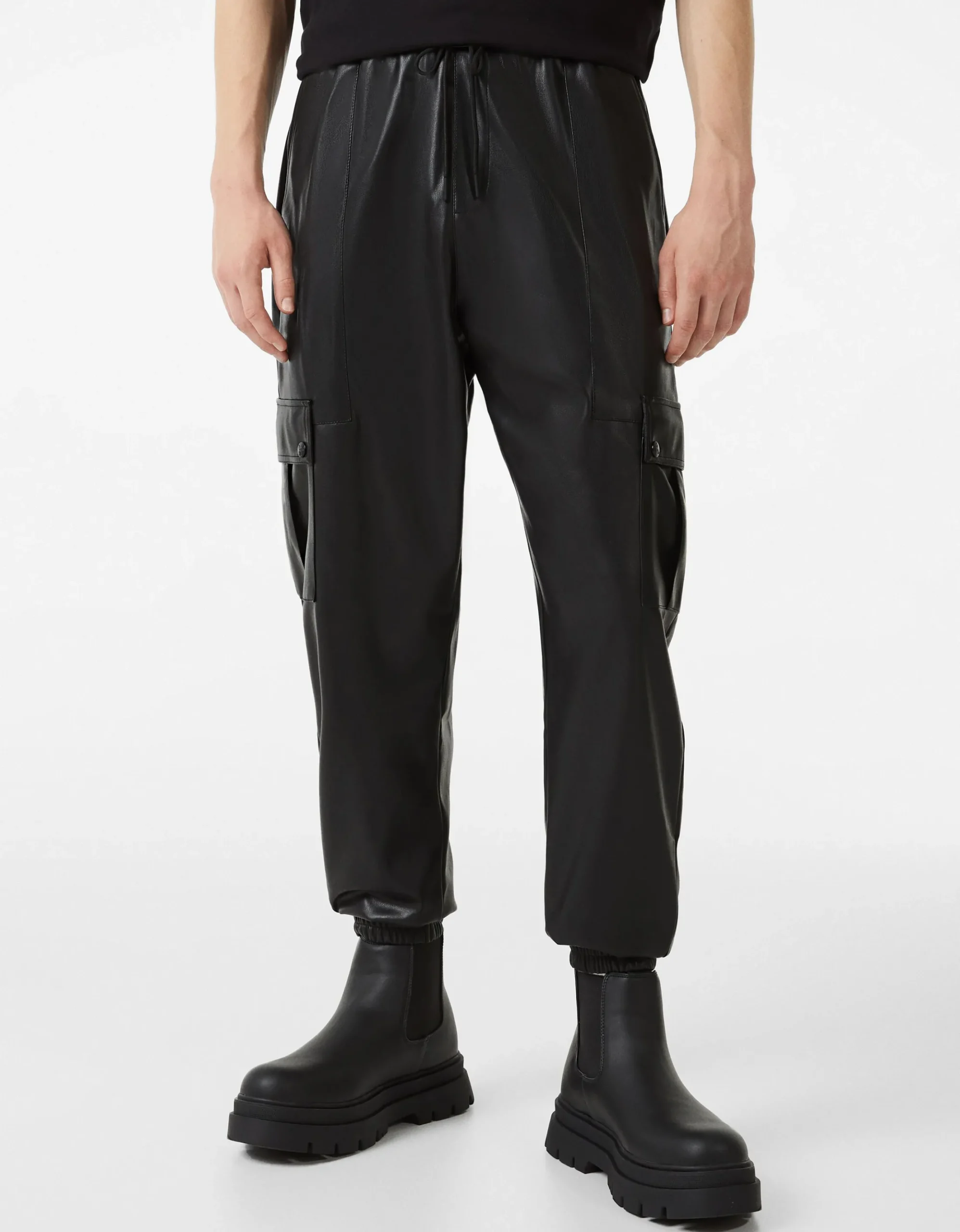 HOMME BERSHKA Pantalons et jeans*Pantalon jogger cargo en similicuir