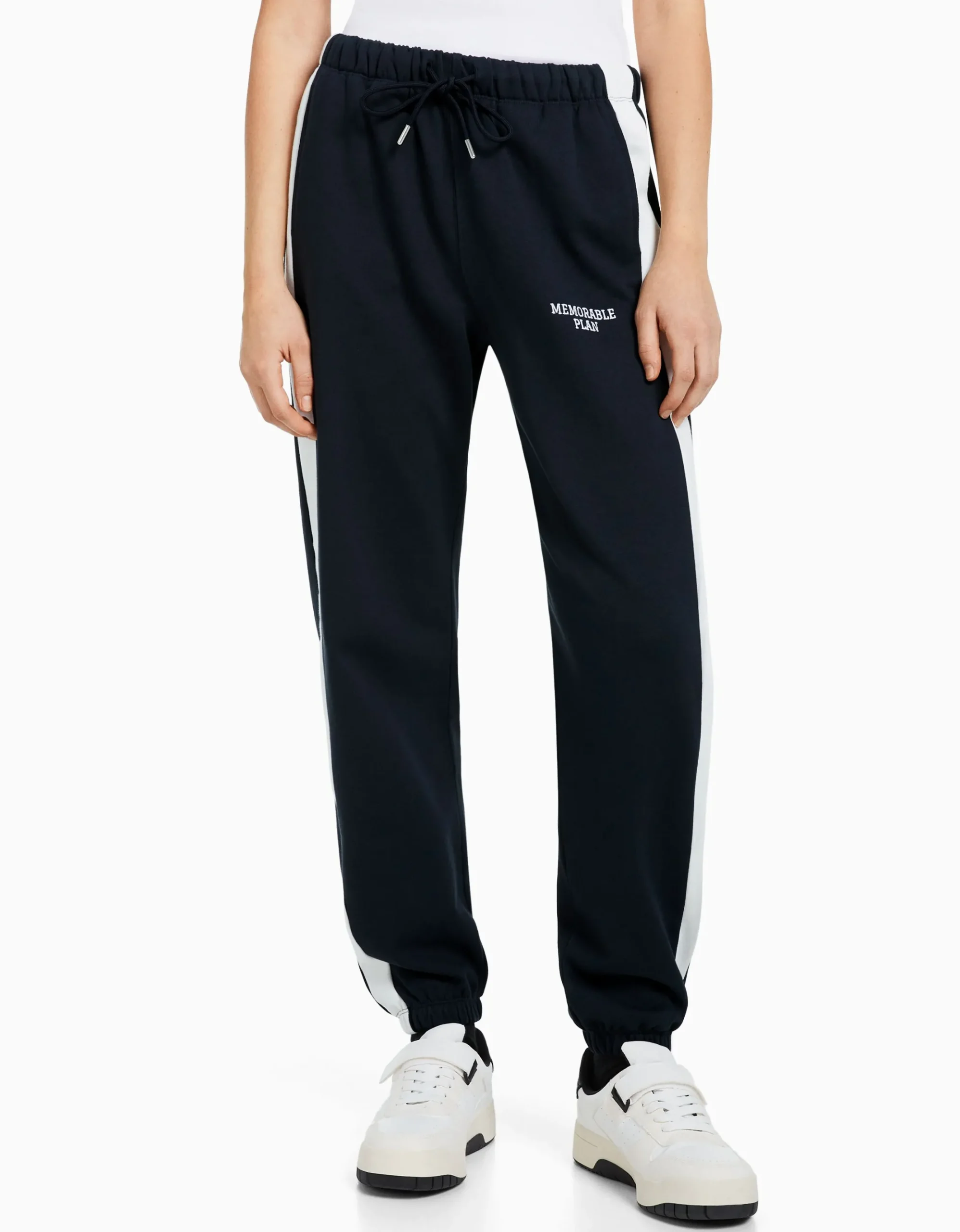 FEMME BERSHKA Pantalons*Pantalon jogger molleton avec bandes et inscription brodée