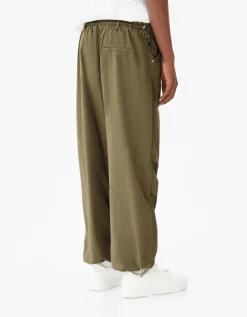 FEMME BERSHKA Pantalons et jeans*Pantalon jogger parachute loose fit