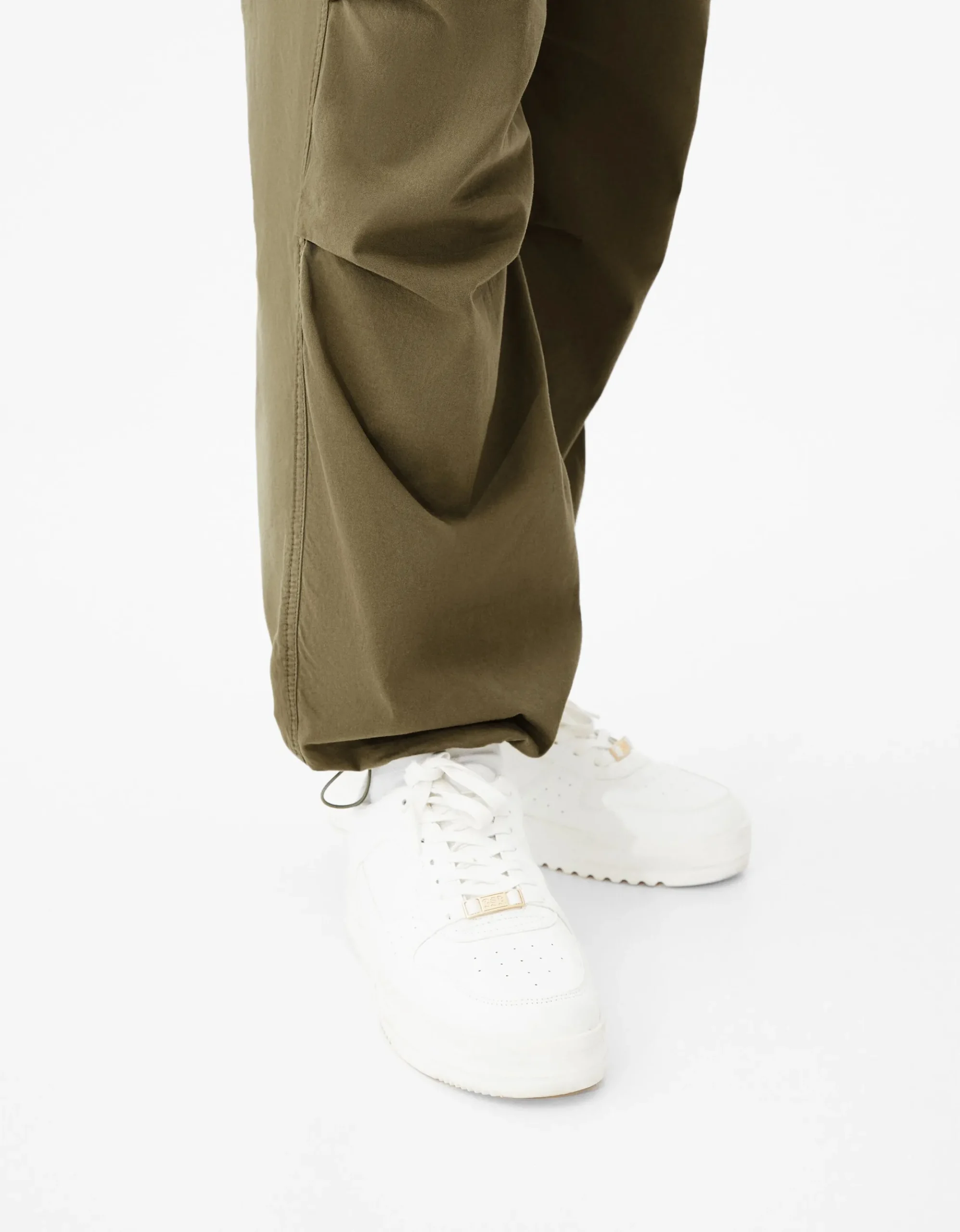 FEMME BERSHKA Pantalons et jeans*Pantalon jogger parachute loose fit